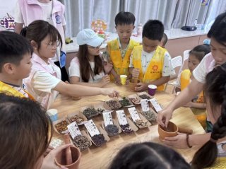 武汉晴川学院“我为乡村执画笔”实践团走进腾龙社区暑期美育课堂